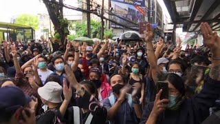 Young Thai protesters back on Bangkok's streets