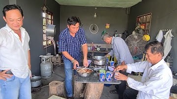 Cá lóc làm khô tết, còn đầu và ruột nhúng mẻ.