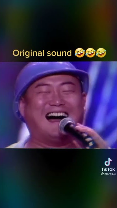 Pria Cina tertawa bernyanyi
