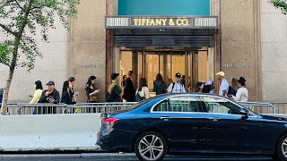 Самый большой магазин в мире Tiffany&Co на Пятой Авеню в центре Манхэттена.