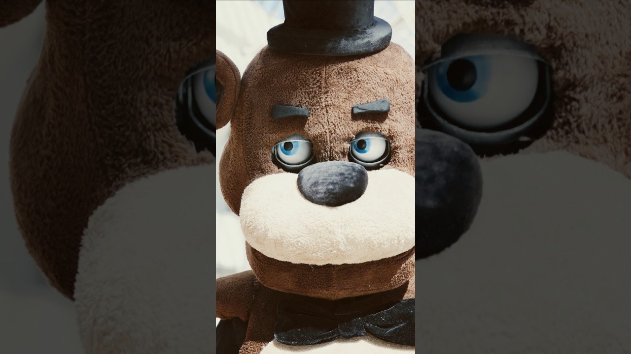 😱REAL LIFE FREDDY FAZBEAR😱 Incredible FNAF cosplay spotted at MEGACON LIVE Birmingham 🤩