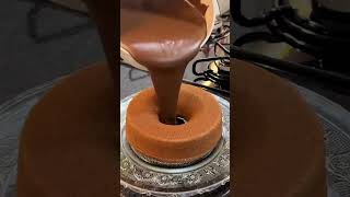 the process of coating a cake using cream