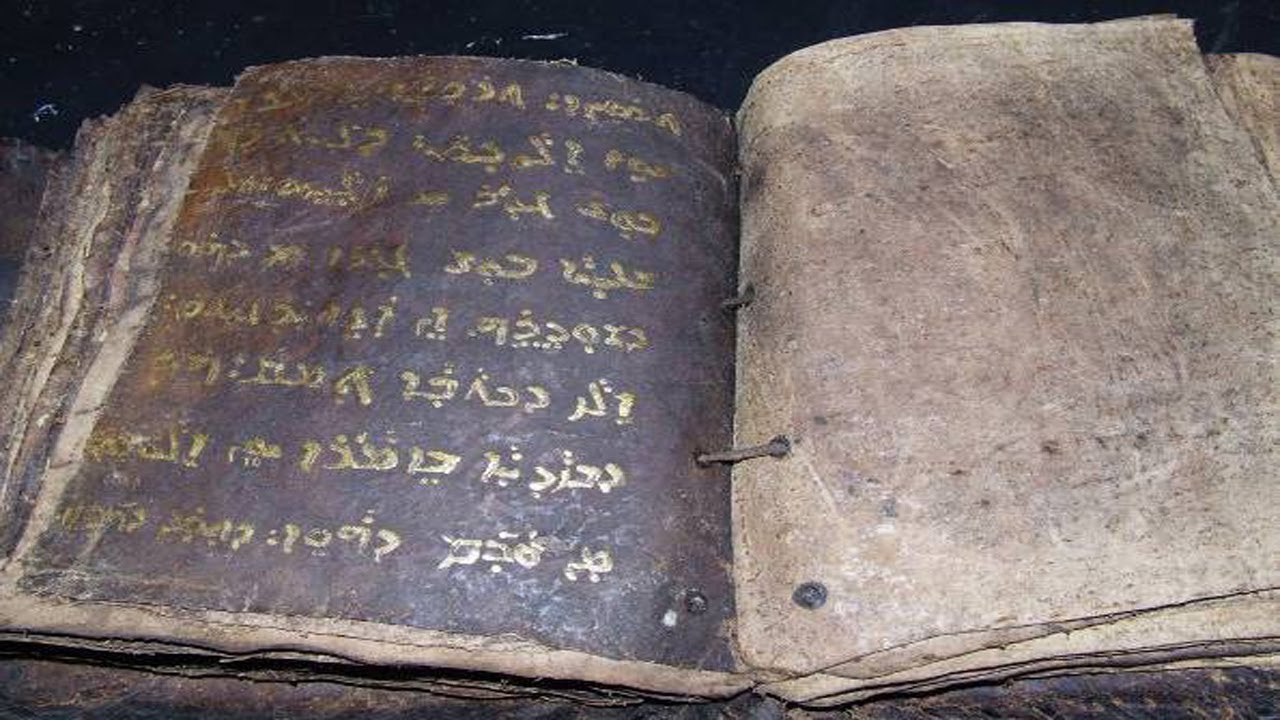 В новом завете говорится. Древняя Библия Ветхий Завет. Древняя рукописная Библия. Библия на арамейском языке. Библия Ветхий Завет книга.