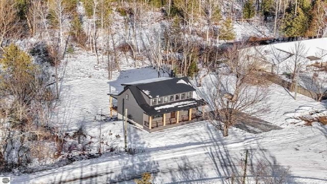 1713 VANDERLIP ROAD, TRAVERSE CITY, MI Presented by Mike McGuire.