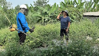 Cleaning the house of an 80-year-old woman who is overgrown with grass.Abandoned by her unfilial son