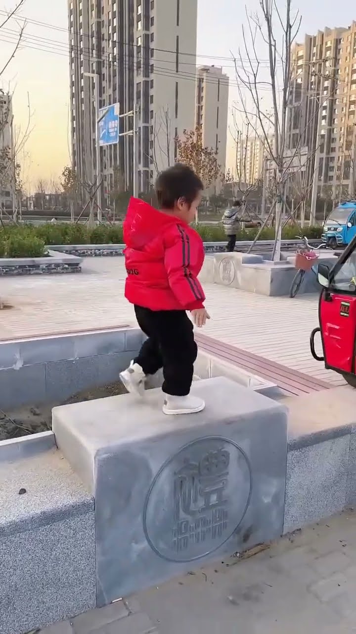 爸爸带娃花样百出，带儿子挑战花坛#呆萌小米宝