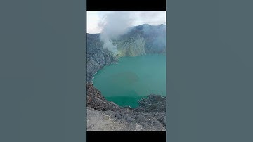 Kawah Ijen Lake (Indonesia) #youtubeshorts #shorts