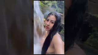 Tante Sedang Mandi