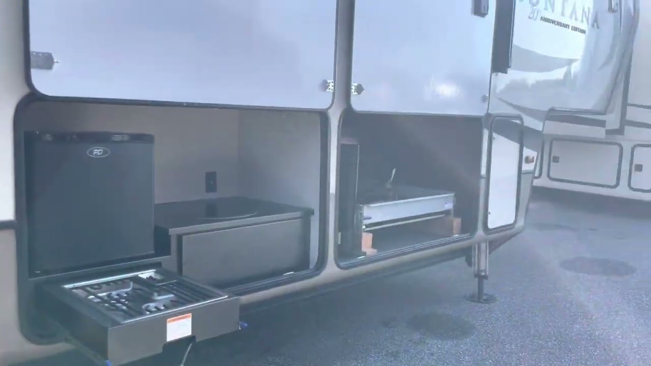 2019 Beautiful Montana 3854BR 20 Anniversary 5th wheel with Mid-bunk