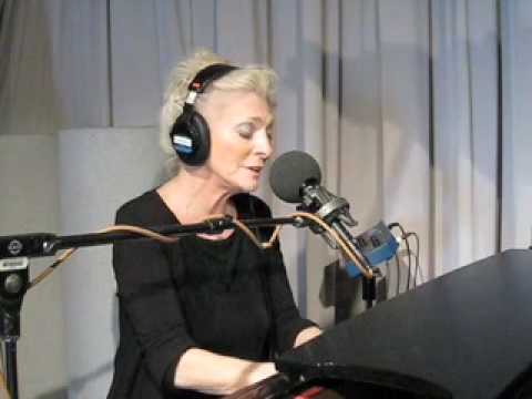 Judy Collins sings Leonard Cohen's Suzanne