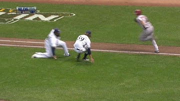 2011 NLDS Gm5: Bloomquist executes a squeeze to tie it