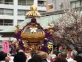Япония. Фестиваль цветения сливы. Вынос «о-микоси — паланкина» в храме Юсима тэндзин.