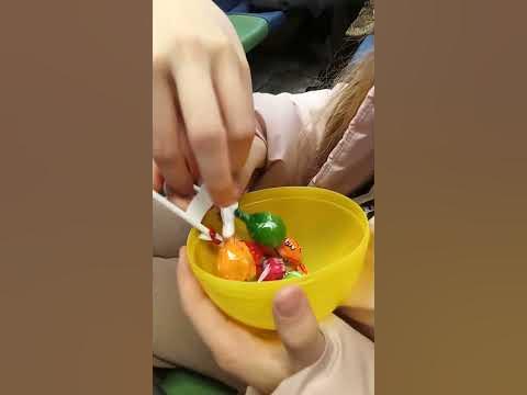 моя сестра распаковывает огромный Чупа чупс - YouTube
