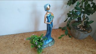 Escultura feminina em  vaso