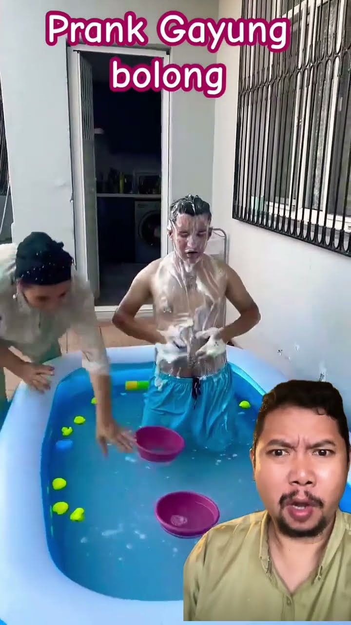 PRANK ADIK MANDI GAYUNG BOLONG!!!!??