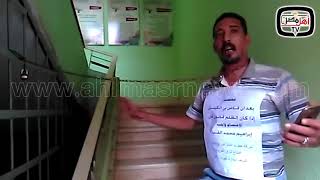أهل مصر | موظف بشركة كهرباء جنوب الدلتا يكبل نفسه بـالسلاسل احتجاجا على نقله