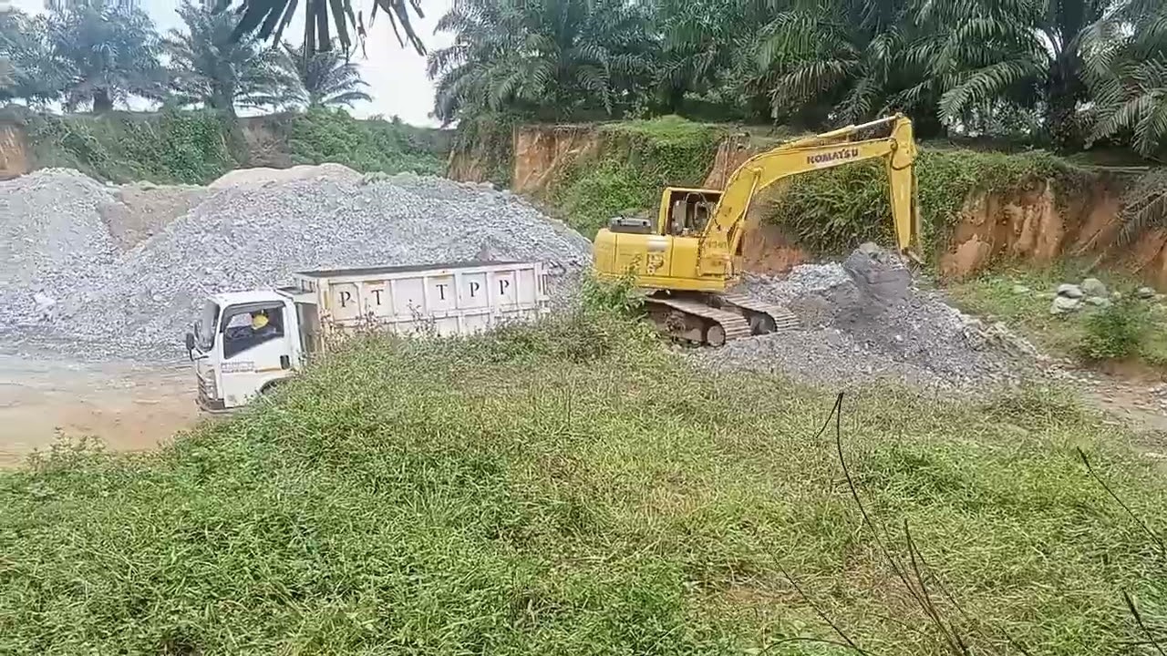 LOADING BATU SPLIT ❗❗ DENGAN ALAT BERAT EXCAVATOR PC 135 KOMATSU 