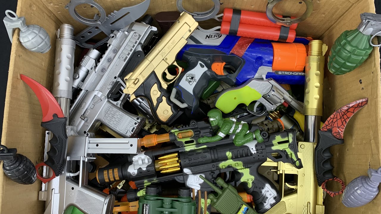 Ящик для наручников для заключенных, набитый десятками пистолетов и винтовок!