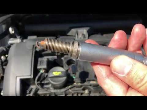 Citroen C3 Picasso 1.4VTR+ 2009 - Changing The Spark Plugs