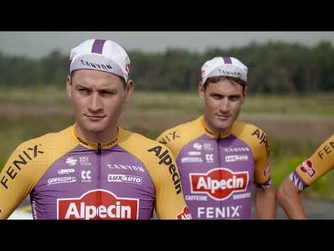 Video: Alpecin-Fenix vzdáva hold Raymondovi Poulidorovi na prezentácii tímu Tour de France