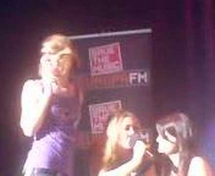 Daniela Blume del programa "Ponte a Prueba" de Europa FM haciendo un "trio" con 2 chicas del publico en la sala ndb de Paterna (Valencia)