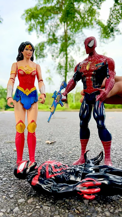 Spiderman rescues wonderwoman from Venom #spiderman #marvel #butifyoucloseyoureyes #actionfigures