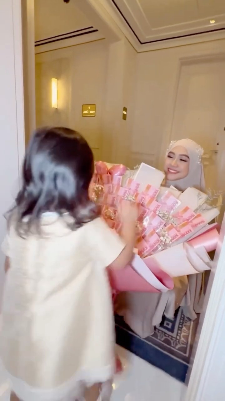 Kaget! Moana dapet buket UANG dari ibu icis❤️