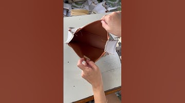 cách cô ấy ráp những chiếc túi xách thân có gân rất chuẩn