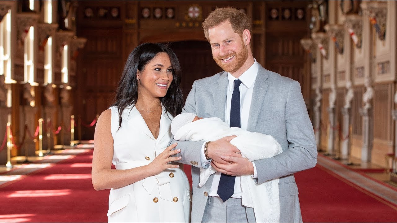 Duke dan Duchess of Sussex Bersama anak peryama mereka. Nama Archie naik ke peringkat pertama sejak pasangan bangsawan Inggris ini menamai anak pertama mereka dengan nama Archie Harisson (gambar dari: https://www.youtube.com/watch?v=hKNTe1b2628)