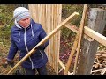 Человек с одной рукой делает забор в деревне (A disabled person makes a fence)