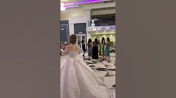 شوف اخت العروس شلون تعاركت على وردة ولا تستحي 
