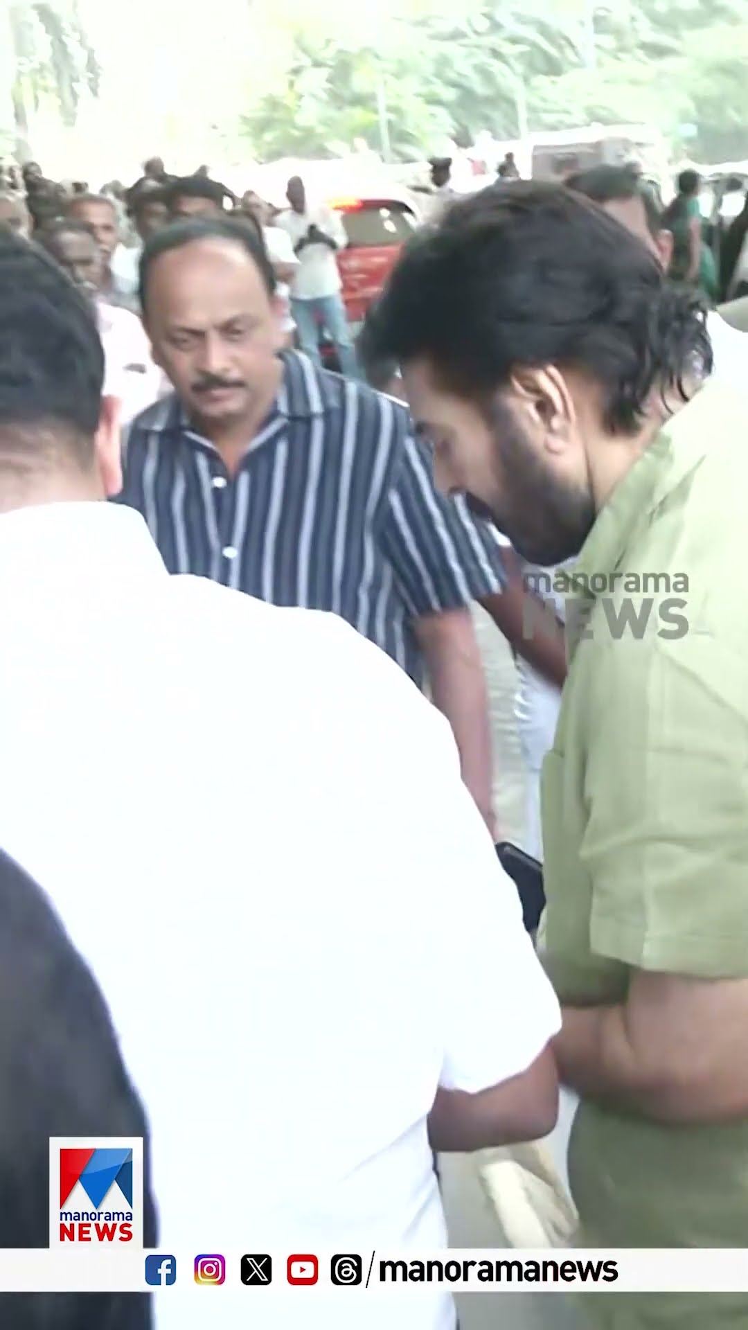 ചികിത്സയിൽ കഴിയുന്ന സംവിധായകൻ ഷാഫിയെ സന്ദർശിക്കാനെത്തിയ മമ്മൂട്ടി... #mammooty #shafi #ManoramaNews