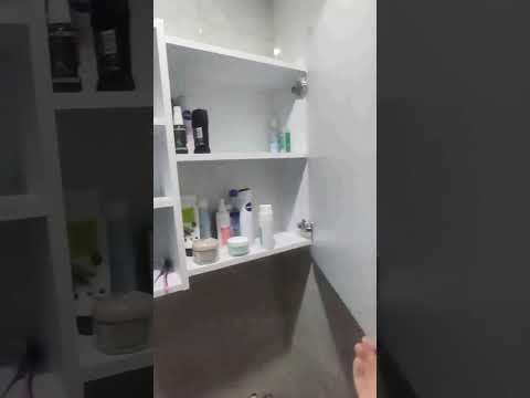 Дзеркало з полицею у ванну на стіну Стильна шафа з дзеркалом і 5 полицями з Ламінованого ДСП, видео 1