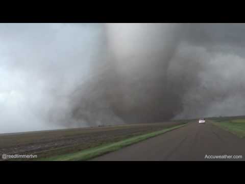 violent-tornado-from-extreme-close-range-south-of-dodge-city,-ks-on-may-24,-2016!