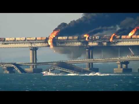 Последствия диверсии на Крымском мосту - обрушенные пролеты