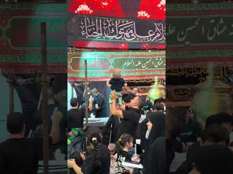 لحظات فرح ومشاهدات مميزة في محرم أب يحمل طفله في شوارع بلوار قدس جنوب طهران محرم