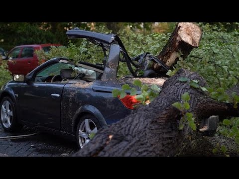 Heftig noodweer na hete dag: automobilist komt om het leven - RTL NIEUWS