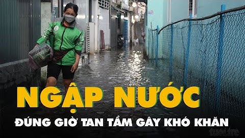Ngập nước do triều cường đúng giờ tan tầm, người dân TP.HCM đi lại khó khăn