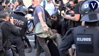 Un detenido en las protestas de vecinos contra el desfile de Louis Vuitton en Park Güell