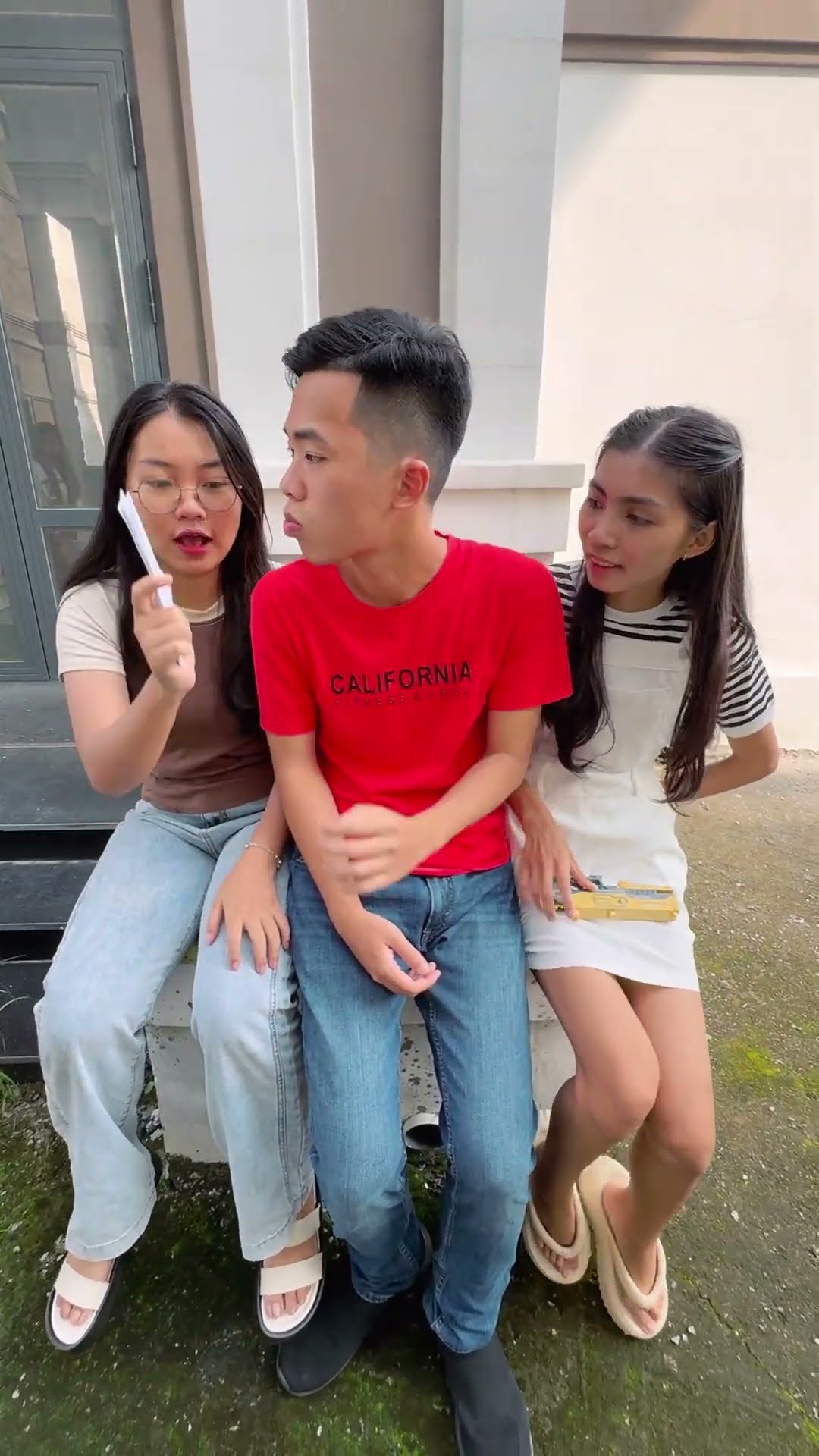 SH - Đồ chơi súng giấy và 2 cô gái tốt bụng || Paper gun toy and 2 kind girls #shorts
