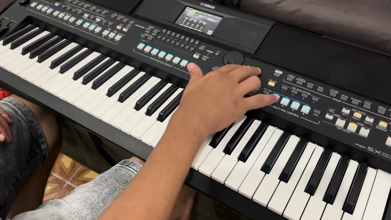 Procurando timbres no teclado Yamaha Psr sx600  e salvando  misturas de timbres e pianos, Keyboard