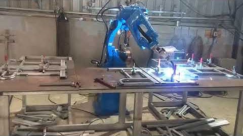 Robot hàn khung bàn học sinh