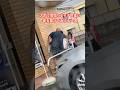 大雨で雨宿りする子供達に傘を買ってあげる大男(感動) #shorts