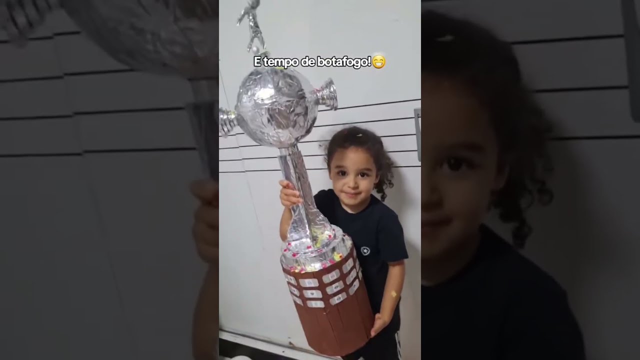 Taça da libertadores feita de papelão