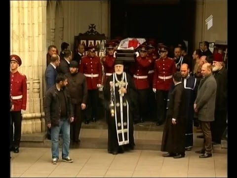 მოკლული პოლიციელის დაკრძალვის ცერემონია მიმდინარეობს