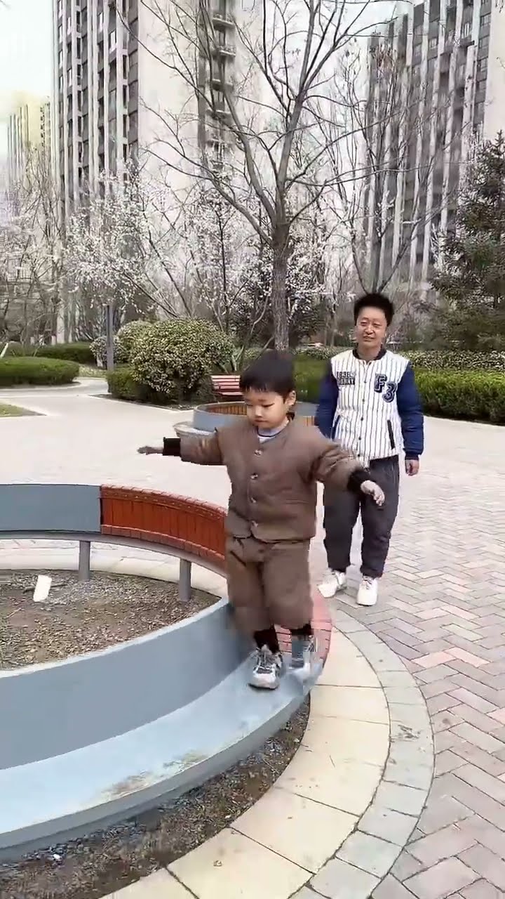 爸爸带娃花样百出，又到了锻炼孩子的时刻了！#Cute baby#Cute#呆萌小米宝#聪明宝宝#萌娃