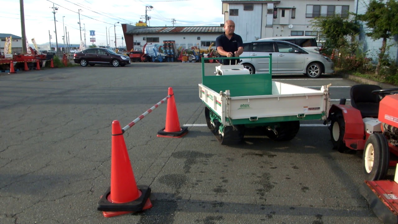 アテックス クローラー型運搬車 手動ダンプ XG550 - YouTube