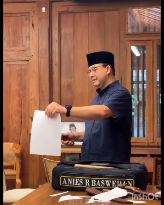 Abah Anies Baswedan mencoba golok yang akan dibuat sembelih qurban