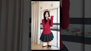 china bonita bailando en minifalda gris y blusa roja #asiatica #china