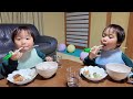 お箸にチャレンジする双子のお昼ごはん【2歳6ヶ月】